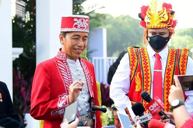 Jokowi mengendakan baju adat Buton pada perayaan HUT Kemerdekaan RI ke 77.