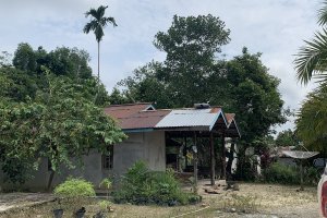 Rumah dengan panel surya di Dusun Jentu, Kabupaten Kapuas Hulu, Kalimantan.