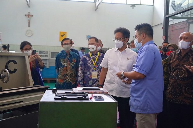 Menteri Kesehatan Budi Gunadi Sadikin mengunjungi produsen alat kesehatan di Solo, Jumat (19/8).