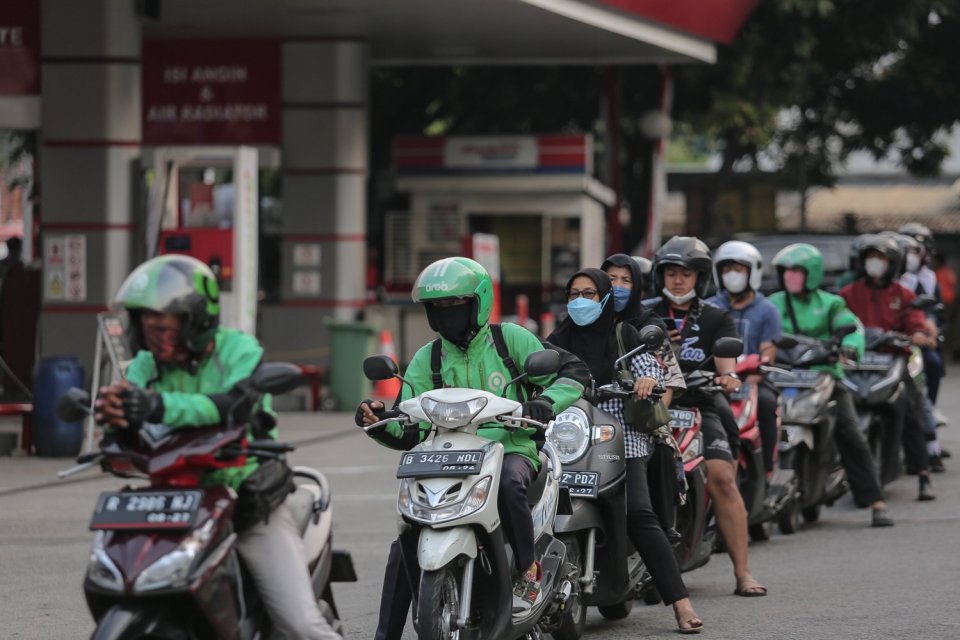 Sejumlah kendaraan antre mengisi BBM jenis Pertalite dan Pertamax di salah satu SPBU Pejompongan, Jakarta, Selasa (23/8). 