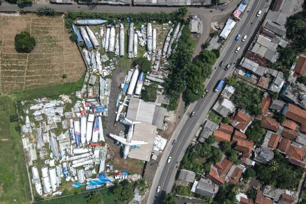 Melihat Kuburan Pesawat Bekas di Bogor 