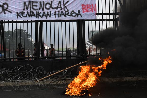 Sejumlah polisi berjaga saat massa Himpunan Mahasiswa Islam (HMI) berunjuk rasa di depan kompleks Parlemen, Senayan, Jakarta, Senin (29/8/2022). HMI menolak rencana pemerintah menaikkan harga bahan bakar minyak (BBM) subsidi, mencabut kenaikan tarif dasar
