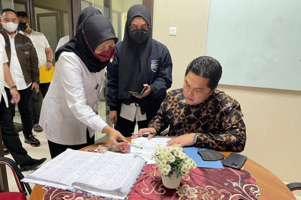Menteri BUMN Erick Thohir menandatangani pembuatan laporan polisi di Ruang Konsul SPKT Bareskrim Polri, Mabes Polri, Jakarta, Senin (29/08/2022).