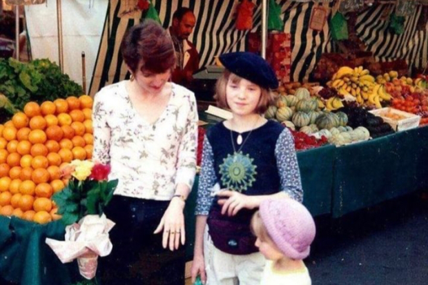 Dove Cameron dan Ibunya