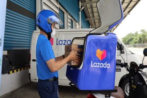 Petugas logistik Lazada