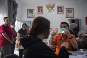 PENYALURAN BLT PENGALIHAN SUBSIDI BBM DI JAKARTA