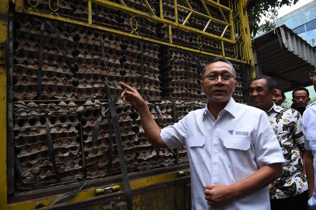 Menteri Perdagangan Zulkifli Hasan (kiri) melihat stok telur saat digelar Operasi Pasar Telur Ayam Ras di Pasar Minggu, Jakarta, Jumat (2/9/2022). 