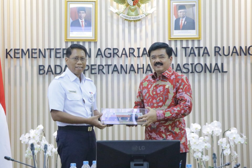 Direktur Utama KAI Didiek Hartantyo dan Menteri Agraria dan Tata Ruang/Kepala Badan Pertanahan Nasional (ATR/BPN) Hadi Tjahjanto melakukan simbolis pertukaran cenderamata di Kantor Kementerian ATR/BPN, Jakarta pada Jumat (2/9)