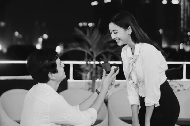 Momen Glenca Chysara dilamar Rendi Jhon