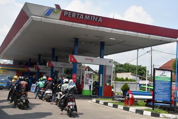 Sejumlah pengendara motor antre untuk mengisi BBM subsidi jenis Pertalite di salah satu SPBU, Kabupaten Bogor, Jawa Barat, Selasa (6/9/2022). Sekretaris Perusahaan Pertamina Patra Niaga Irto Ginting menyatakan konsumsi BBM bersubsidi mengalami peningkatan