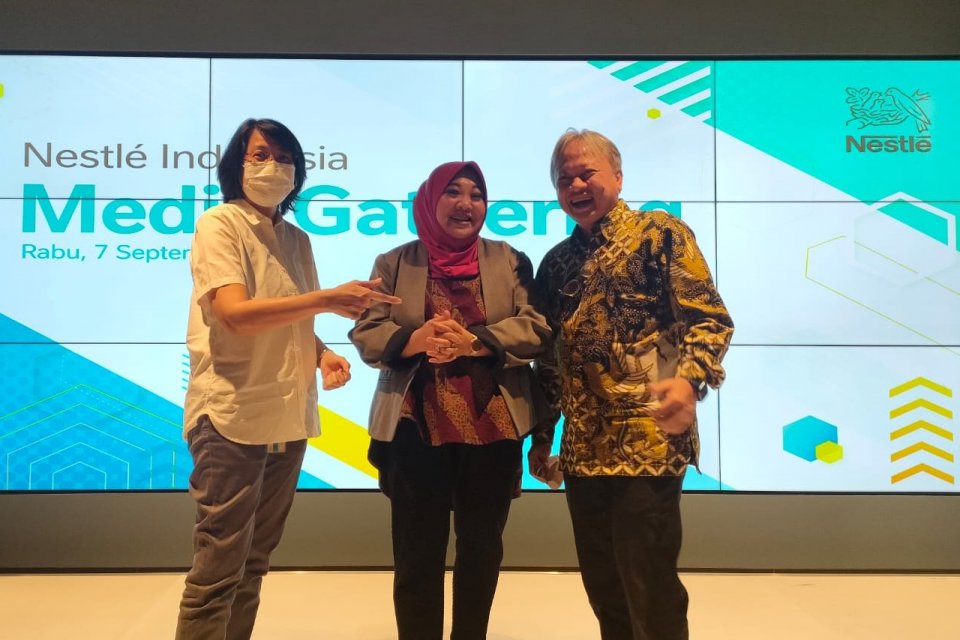 Dari kiri ke kanan: Head of Sustainability Nestle Indonesia Prawitya Soemadijo, Corporate Affairs Director Nestle Indonesia Sufintri Rahayu, dan Business Manager Nestle Professional Mochamad Machfud.