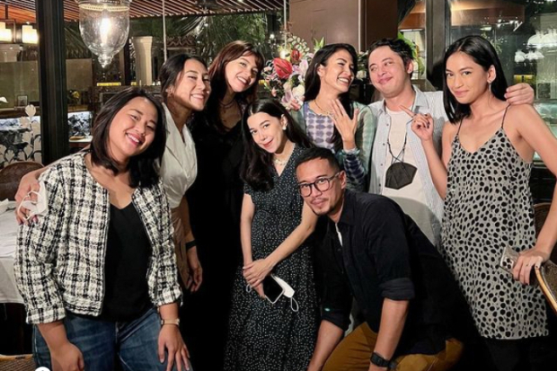 Kerabat di Momen Lamaran Aulia Sarah