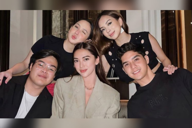 Dindra Nashriyah (tengah) bersama Al Ghazali dan teman-teman