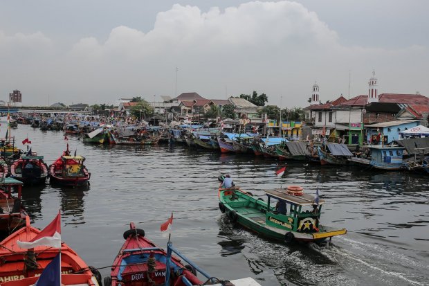 Perahu-perahu milik nelayan bersandar di Kampung Nelayan Kalibaru, Cilincing, Jakarta, Jumat (9/9). 