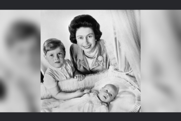 Ratu Elizabeth II, Pangeran Andrew dan Pangeran Edward