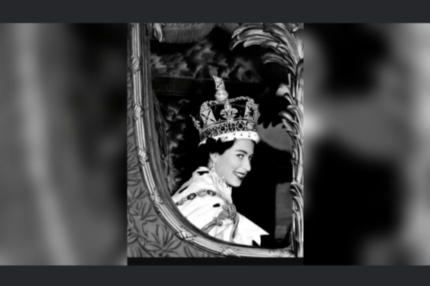 Ratu Elizabeth II dinobatkan Ratu Inggris