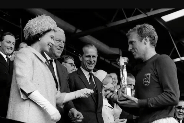 Pemberian Trofi ke Kapten Sepak Bola Inggris