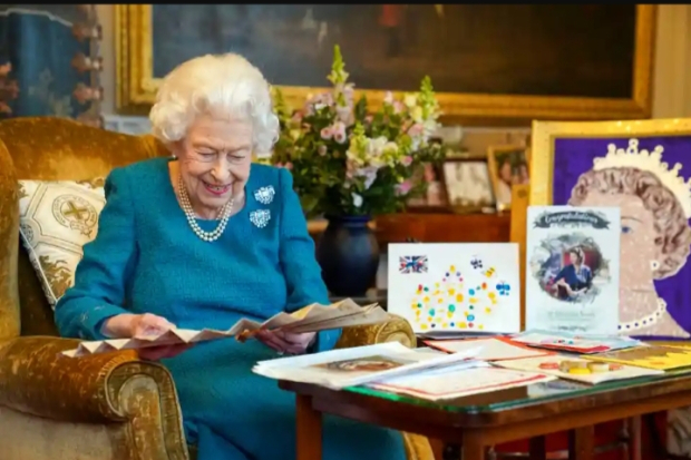 Ratu Elizabeth II pegang kipas tanda tangan Ratu Victoria