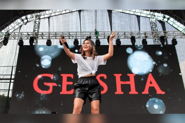 Regina Poetiray sebagai vokalis Geisha