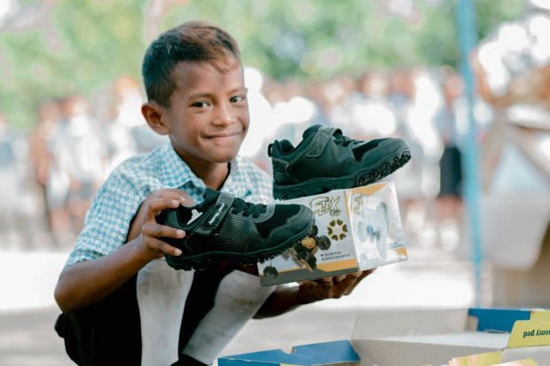 Mandiri Bagikan 25.000 Pasang Sepatu Sekolah Gratis ke Pelosok Negeri