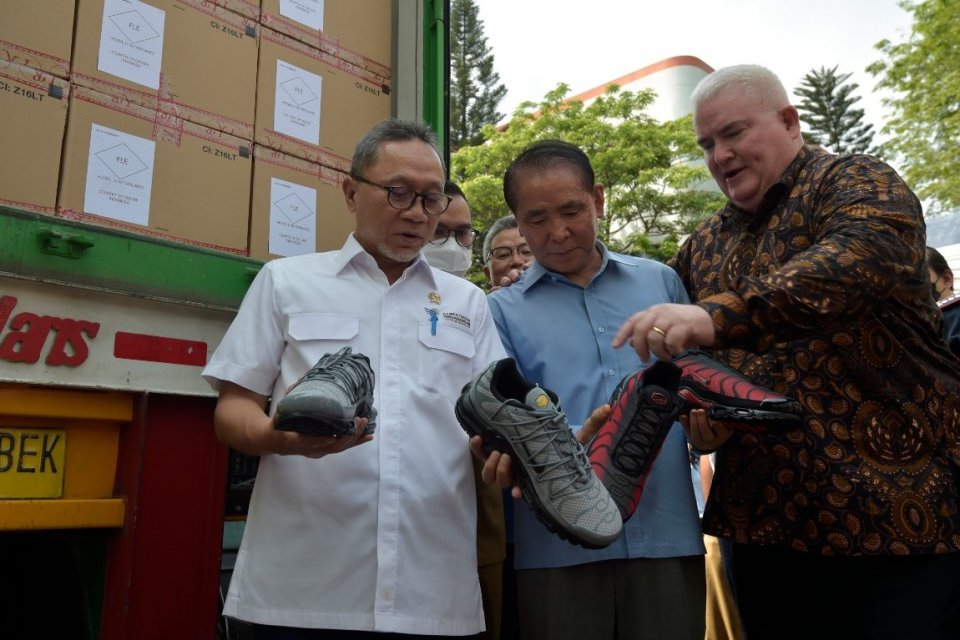 Menteri Perdagangan melepas ekspor sepatu produksi PT Pratama Abadi Industri atas pesanan PT Nike Indonesia, Selasa (13/9).
