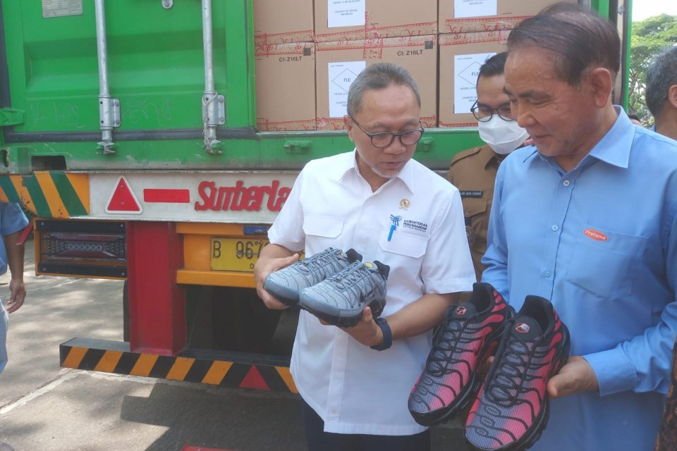 Menteri Perdagangan, Zulkifli Hasan, melepas ekspor sepatu ke Belanda, yang merupakan produksi PT Pratama Abadi Industri di Tangerang Selatan, Selasa (13/9).