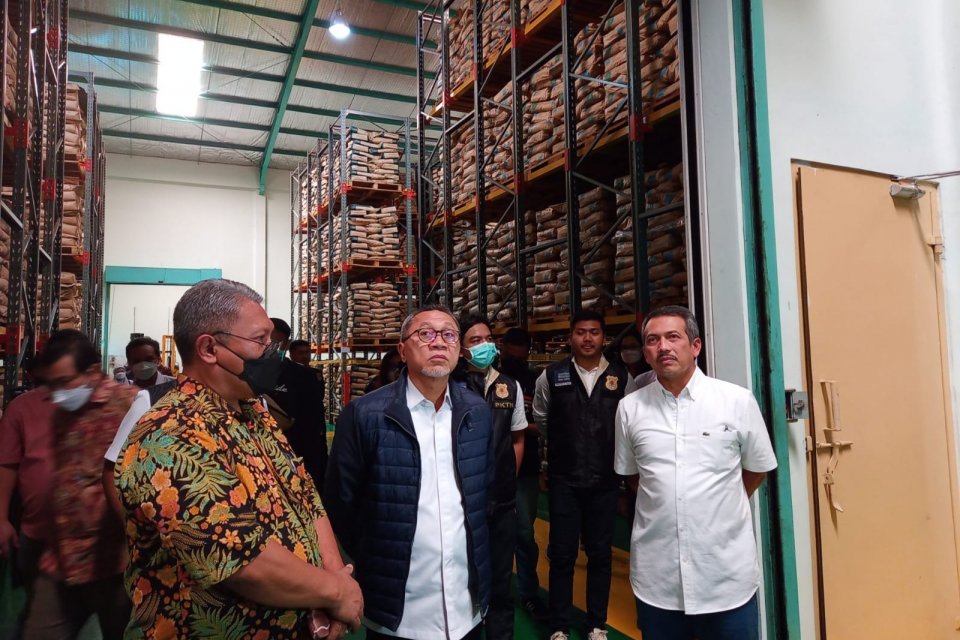 Menteri Perdagangan, Zulkifli Hasan, mengunjungi gudang penyimpanan produk olahan susu impor di Kawasan Industri Sentul, Bogor, Rabu (14/9).