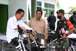 Presiden Joko Widodo dan Menteri Pertahanan Prabowo Subianto saat menyerahkan 40 sepeda motor kepada babinsa di Tual, Maluku, Rabu (14/9). Foto: Antar