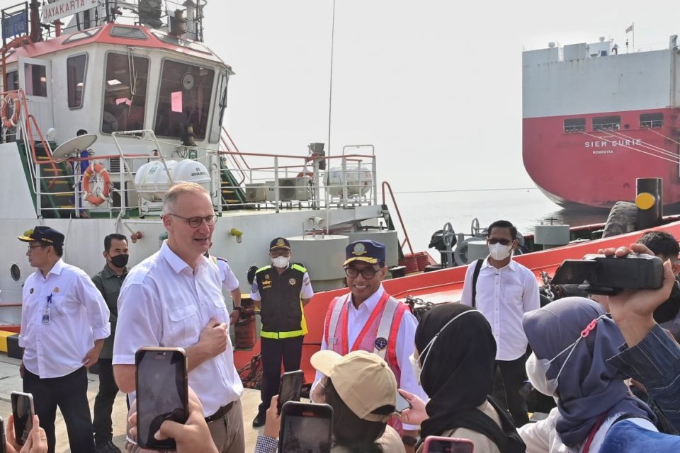 Duta Besar Denmark Lars Bo Larsen dan Menteri Perhubungan Budi Karya Sumadi mengunjungi Pelabuhan Patimban, Subang, Jawa Barat (16/9).