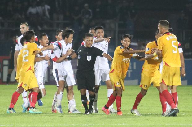 Rusuh Arema FC vs Persebaya