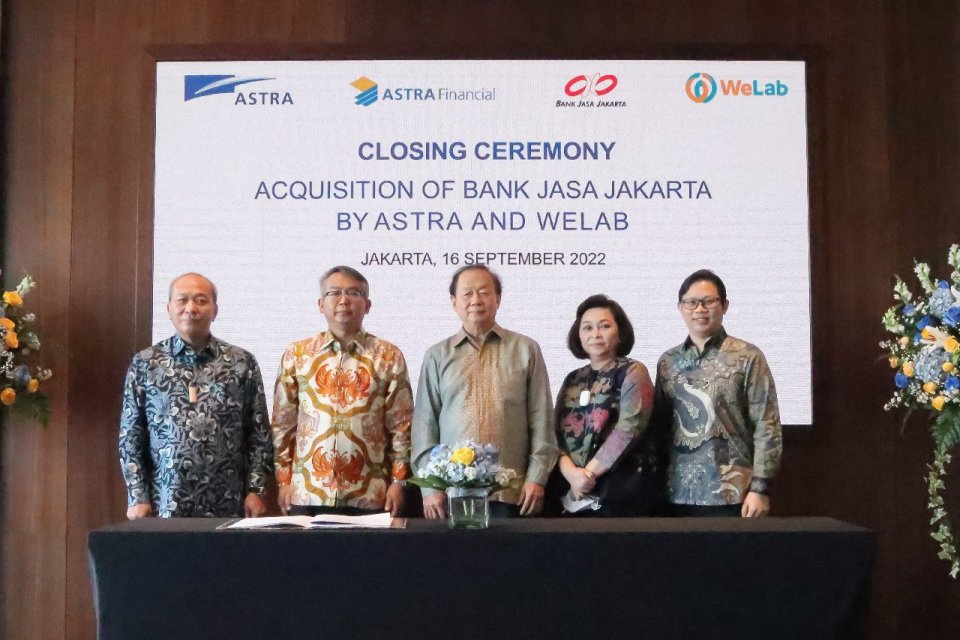 Direktur Astra sekaligus Director-In-Charge Astra Financial Suparno Djasmin (kiri) didampingi Direktur Astra Financial Handoko Liem (kedua kiri) bersama Presiden Direktur Bank Jasa Jakarta Handrie Wirawan (tengah), Wakil Presiden Direktur Bank Jasa Jakart