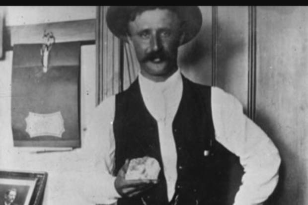 Manajer tambang Premier, Frederick Wells bawa berlian mentah Cullinan