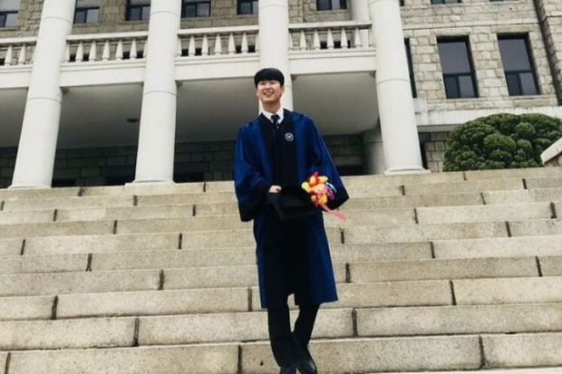 Ahn Dong Goo lulus dari Hanyang University