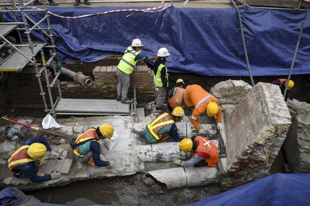 Sejumlah pekerja berusaha membersihkan terakota berupa saluran air yang berada di proyek pembangunan jalur MRT Jakarta fase 2 CP-203 di kawasan Glodok, Jakarta Barat, Selasa (20/9/2022). 