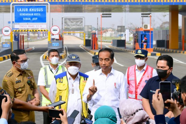 Presiden Joko Widodo (tengah) saat acara peresmian Jalan Tol Cibitung - Cilincing di Gerbang Tol Gabus, Kabupaten Bekasi, Jawa Barat, Selasa (20/9/2022).