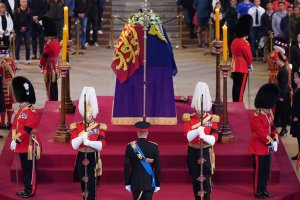 Ilustrasi, Ratu Elizabeth II disemayamkan di Westminster Hall