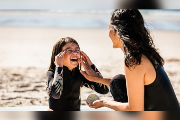 ilustrasi pemakaian sunscreen