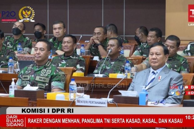 Menhan Prabowo Subianto hingga Panglima TNI Jenderal Andika Perkasa saat rapat dengan Komisi I DPR di Kompleks Parlemen, Jakarta, Senin (26/9). Foto: 