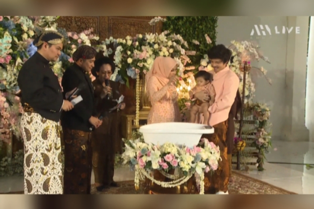 Acara Tedak Siten Ameena