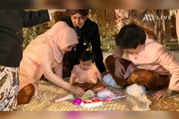 Acara Tedak Siten Ameena