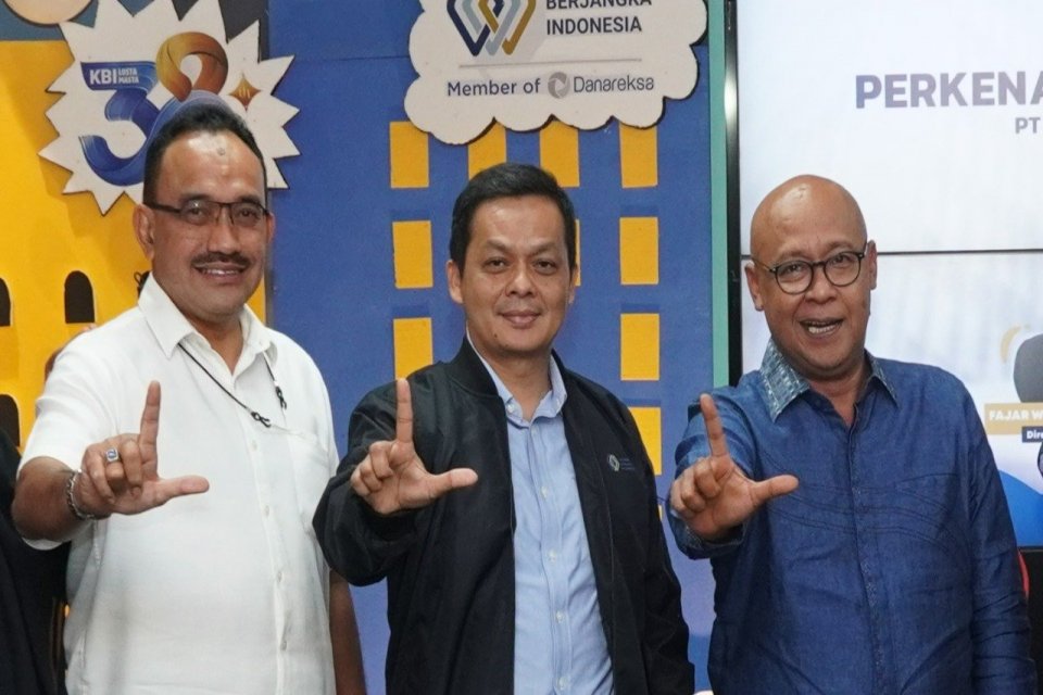 Direktur Utama KBI Fajar Wibhiyadi (kanan), Direktur KBI Budi Susanto (tengah), dan Executive Vice President KBI Andi Patriota Wibisono (kiri), di sela-sela perkenalan jajaran Direksi baru KBI kepada karyawan PT Kliring Berjangka Indonesia, di Jakarta (27