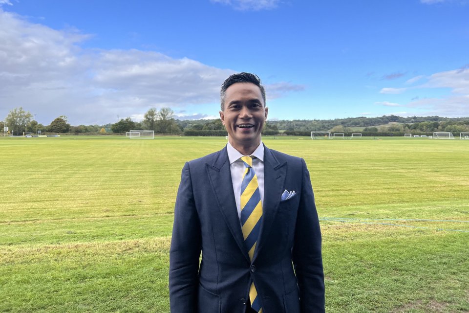 Anindya Bakrie di Stadium Oxford United (Kassam Stadium). Anindya Bakrie dan Erick Thohir resmi memiliki mayoritas saham klub sepakbola Oxford United, anggota divisi satu (League One) Liga Inggris. 