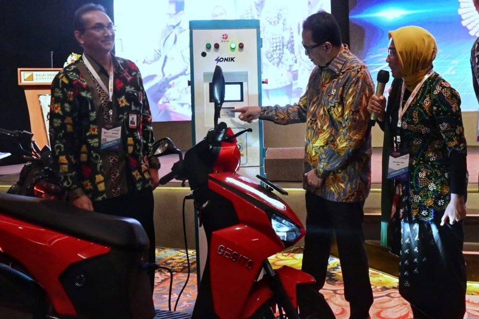 Menteri Perhubungan (tengah) menjajal motor listrik saat pembukaan IEMS di Jakarta, Rabu (28/9).