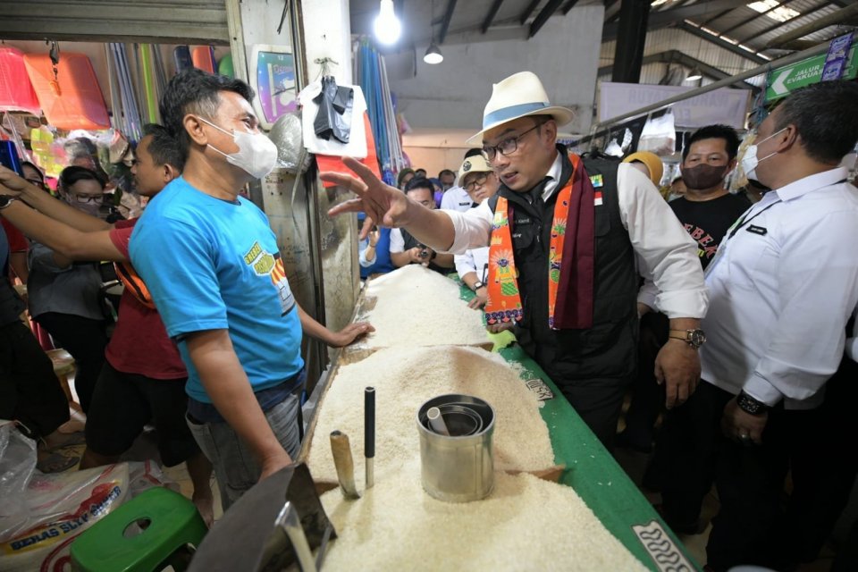 Gubernur Jawa Barat Ridwan Kamil mengunjungi pedagang beras di Pasar Tradisional Sukatani Depok (28/09/2022). 