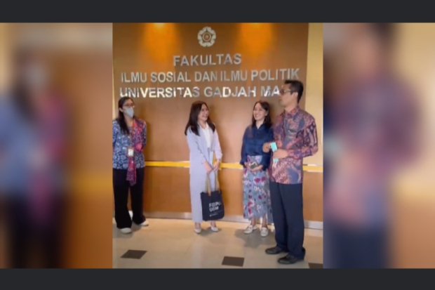Prilly Latuconsina di UGM