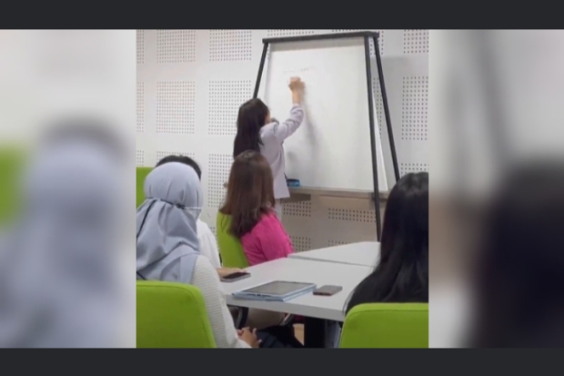 Prilly Latuconsina di UGM