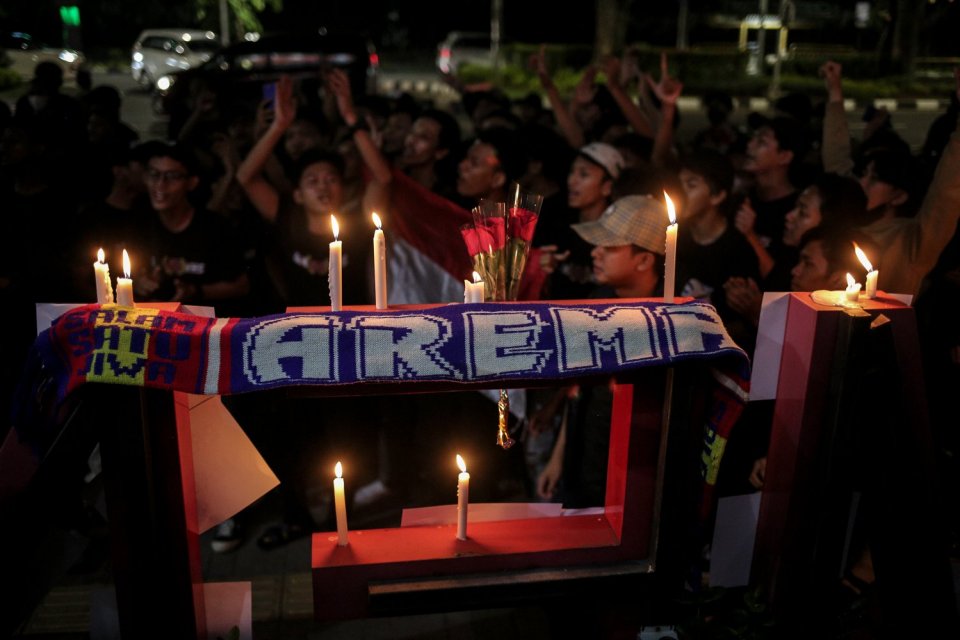 Sejumlah suporter menggelar doa bersama bagi korban kerusuhan Stadion Kanjuruhan di Stadion Utama Gelora Bung Karno, Jakarta, Minggu (2/10). 