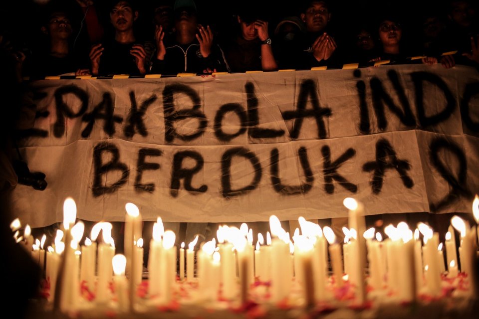 Sejumlah suporter Ultras Garuda dan suporter The Jakmania menggelar aksi seribu lilin dan doa bersama bagi korban kerusuhan Stadion Kanjuruhan di Stadion Utama Gelora Bung Karno, Jakarta, Minggu (2/10). Aksi solidaritas tersebut dilakukan sebagai bentuk s