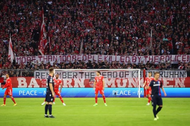 Fans Bayern Munich mengibarkan bendera solidaritas tragedi Kanjuruhan di Allianz Arena, Selasa (5/10). Foto: Bayernfans.id.