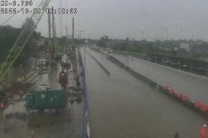 Tol BSD ditutup usai terendam banjir pada Kamis (6/10). Foto: Twitter Info Tol BSD